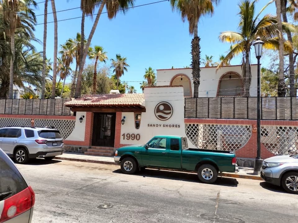 Nuestro complejo turístico, ubicado en Mutualismo 1990, ofrece un refugio encantador en el corazón de La Paz. Rodeado de palmeras y cercano al malecón, es el destino perfecto para una estancia memorable.