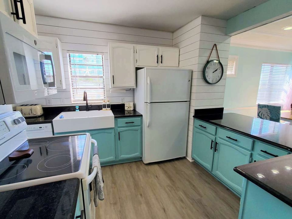 Fully stocked kitchen with all your cooking needs and then some! Blender also provided for smoothies or margaritas, depending on the mood. 