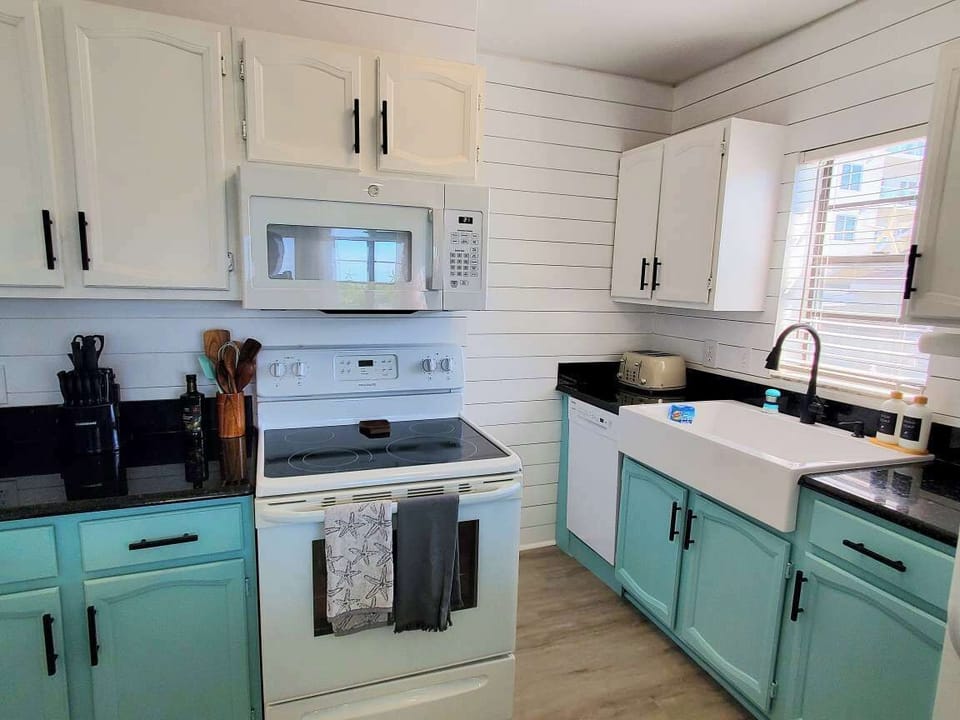 Fully stocked kitchen with all your cooking needs and then some! Blender also provided for smoothies or margaritas, depending on the mood. 