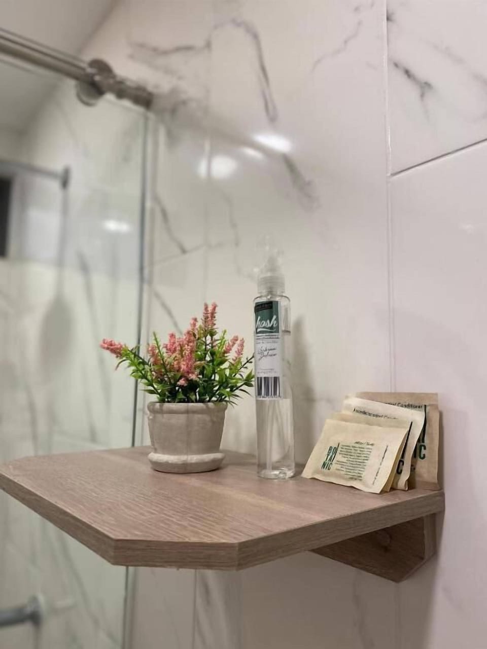Deluxe Double Room | Bathroom | Shower, free toiletries, hair dryer (on request), towels