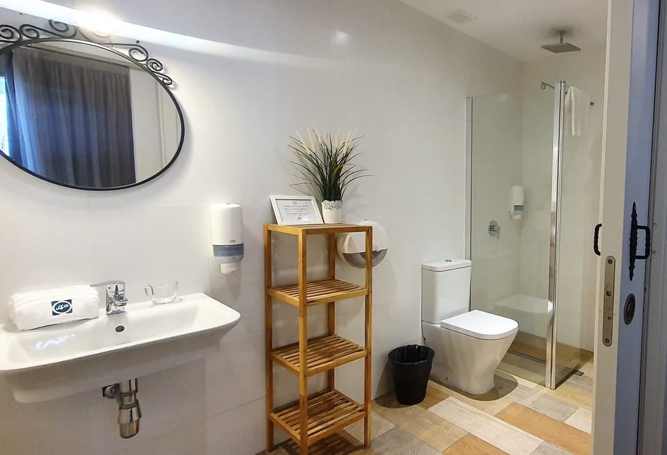 Superior Room | Bathroom | Shower, rainfall showerhead, hair dryer, towels