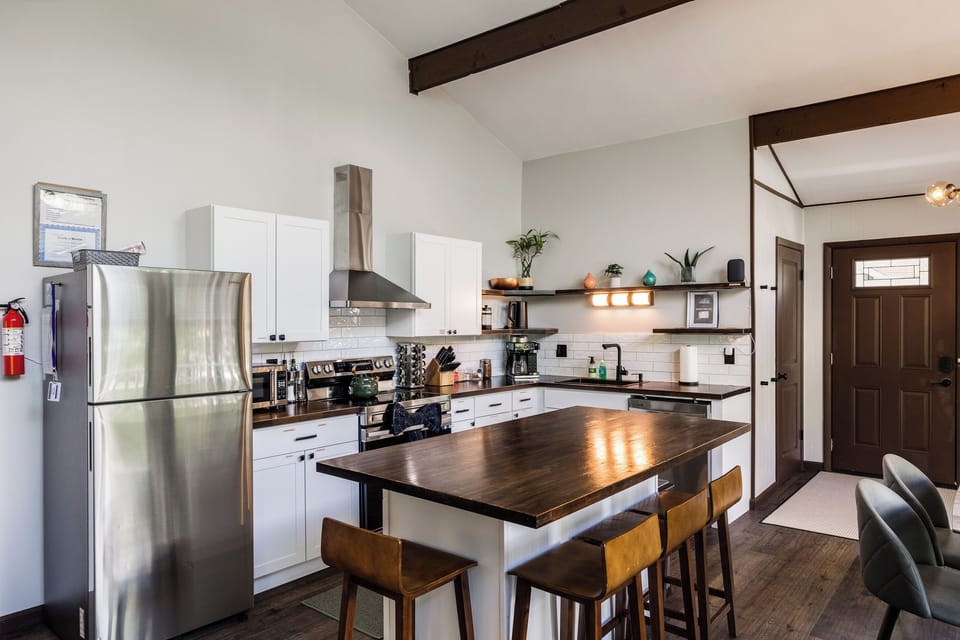 [Kitchen] Complimentary spice rack, olive & avocado oil + more