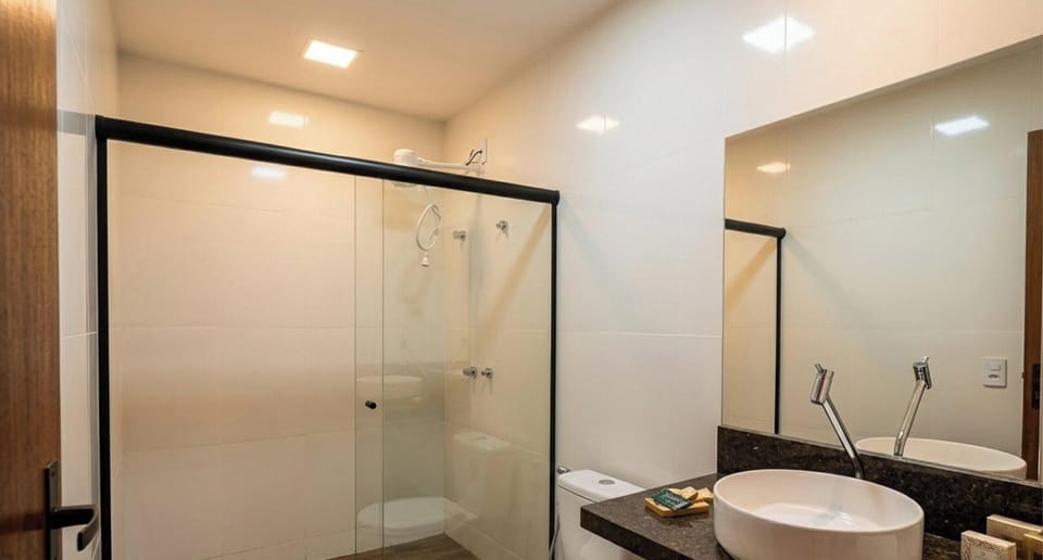 Suite | Bathroom | Shower, free toiletries, hair dryer (on request), towels