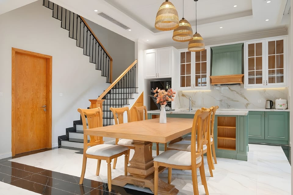 Deluxe Villa, City View | Dining