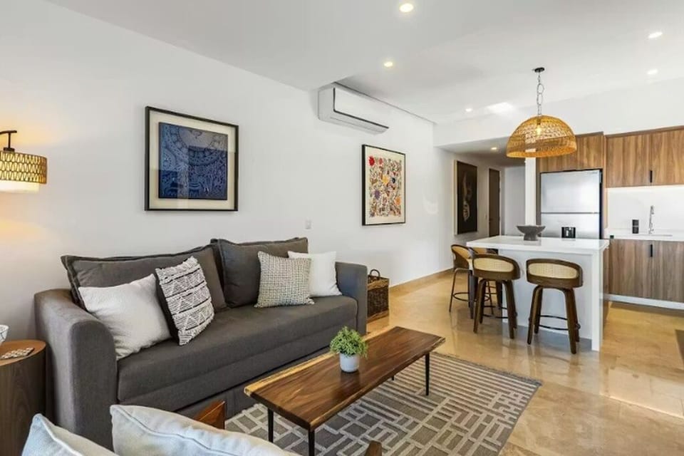 King-size sofa bed with an equipped kitchen and an island for four people.
