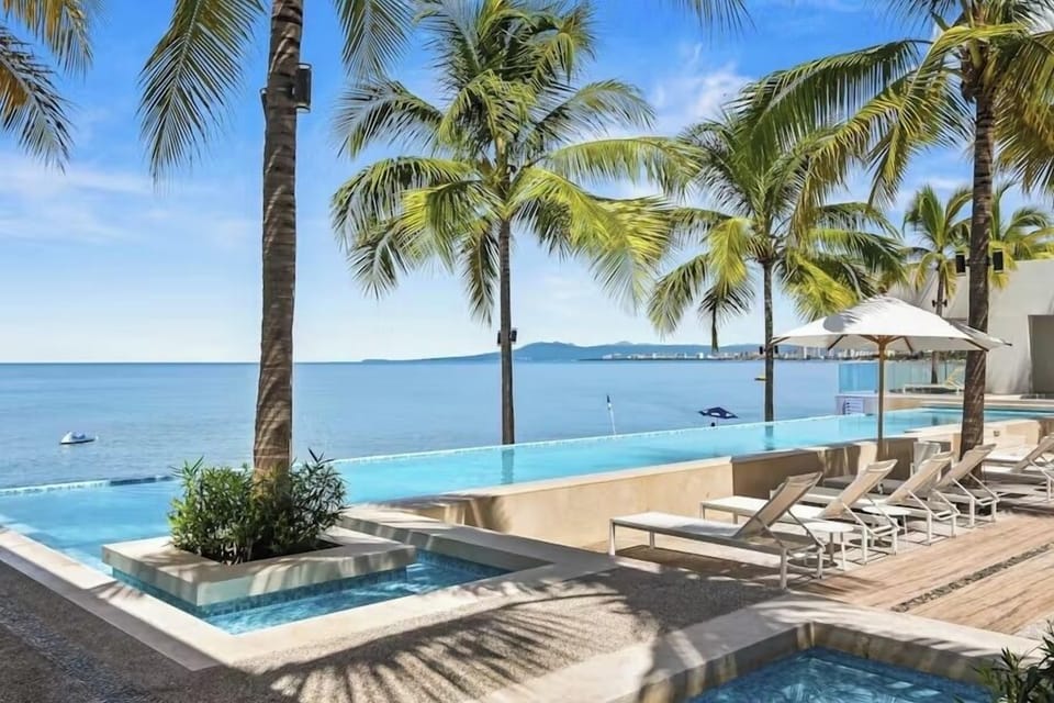 Swimming pool with Jacuzzi and infinity pools