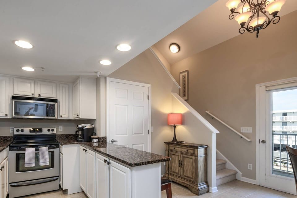 Kitchen with service for 6