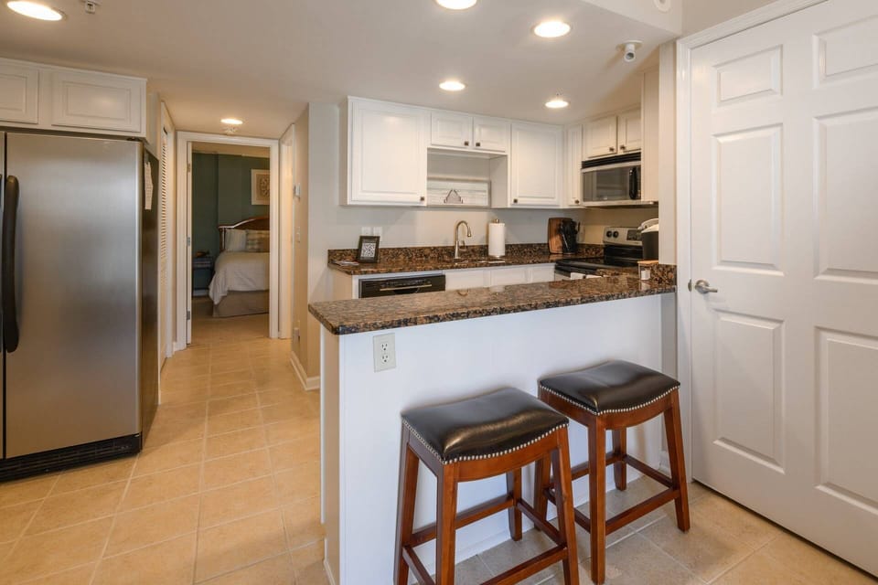 Kitchen with 2 seats at the bar