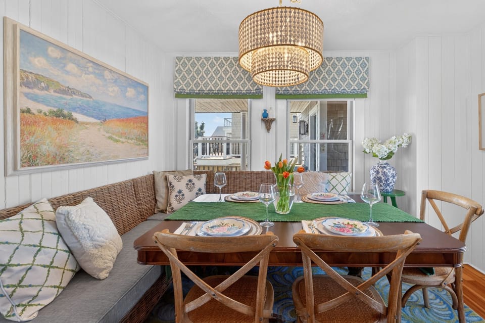 Share breakfast, dinner, and everything in between at this cozy dining table. ☀️