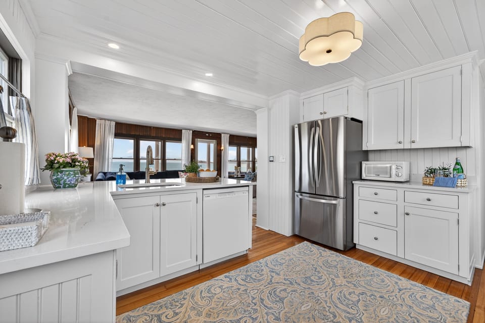 Enjoy home-cooked meals in a complete kitchen designed for convenience and connection. 🏡