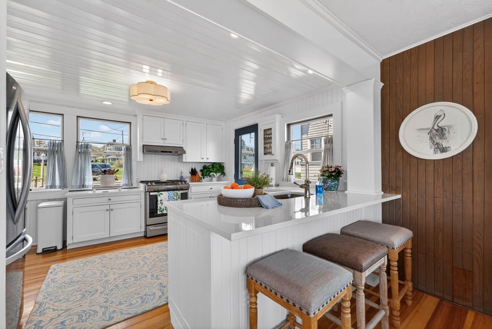 Enjoy a fully equipped kitchen with plenty of natural light, perfect for easy breakfasts before the beach or relaxed dinners after a day by the ocean. 🍳🌊