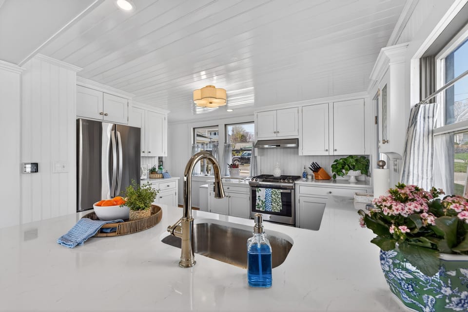 Enjoy home-cooked meals in a complete kitchen designed for convenience and connection. 🏡