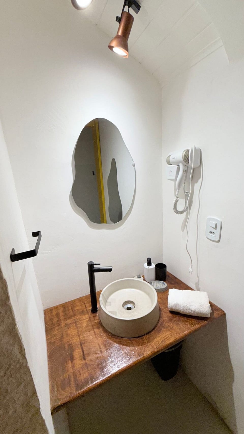 Suite Positano | Bathroom | Shower, towels, toilet paper