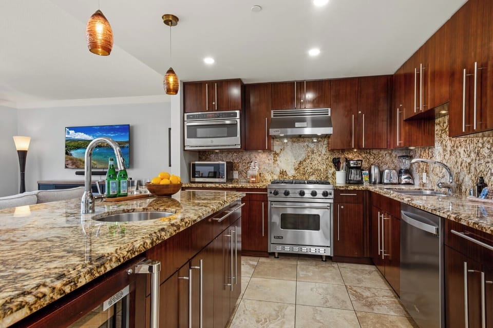 A sleek kitchen built for cooking, unwinding, or a quick beach snack

 HKH-204