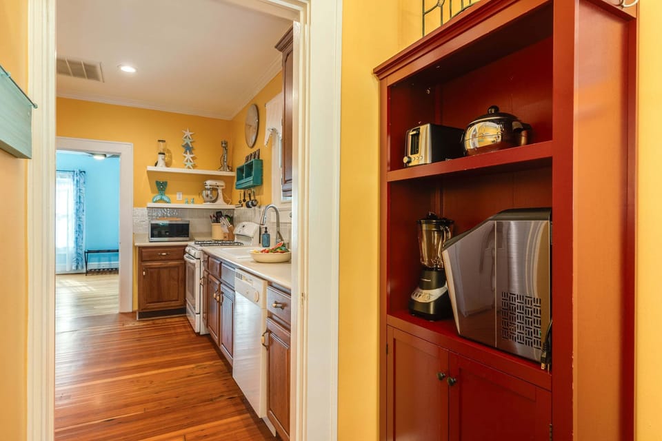 House, Multiple Beds, Pool Access, Pool View (Charmed Lagoon) | Private kitchen