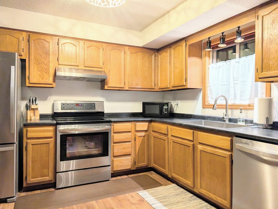 Full kitchen•  Coffee Maker• Wine glasses• Toaster• Blender• Ice maker