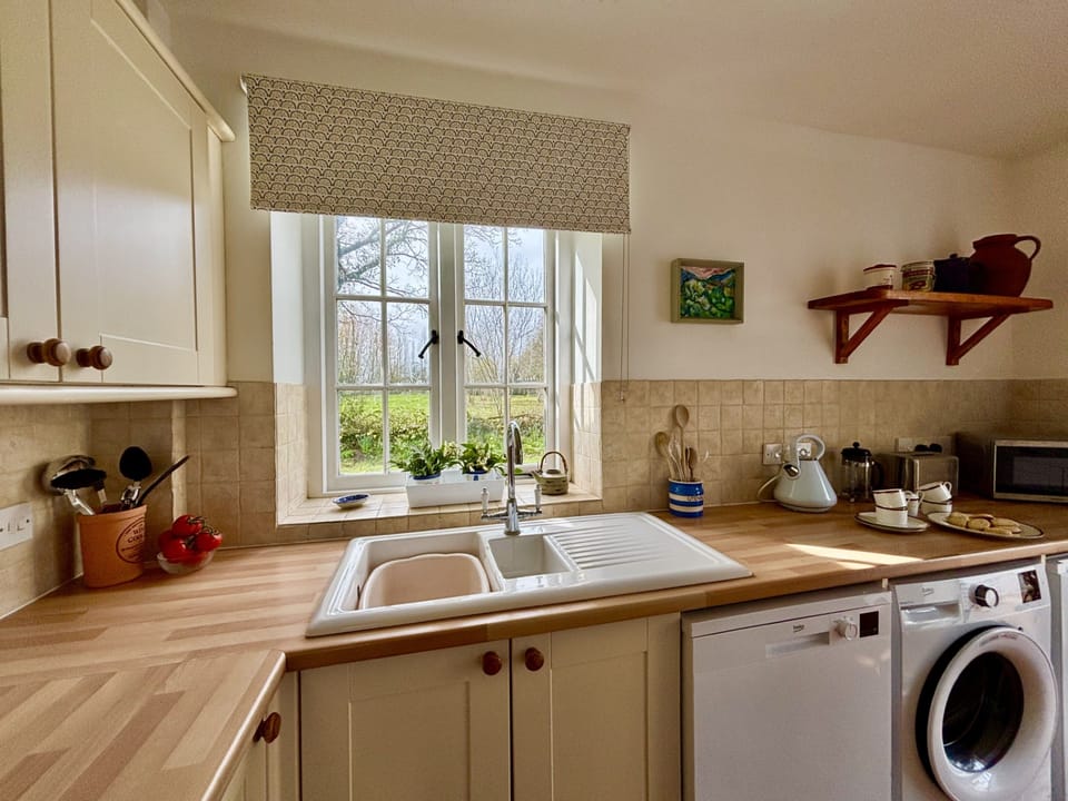 Amy's Cottage, Alweston, Sherborne: Admire the view whilst cooking in the kitchen