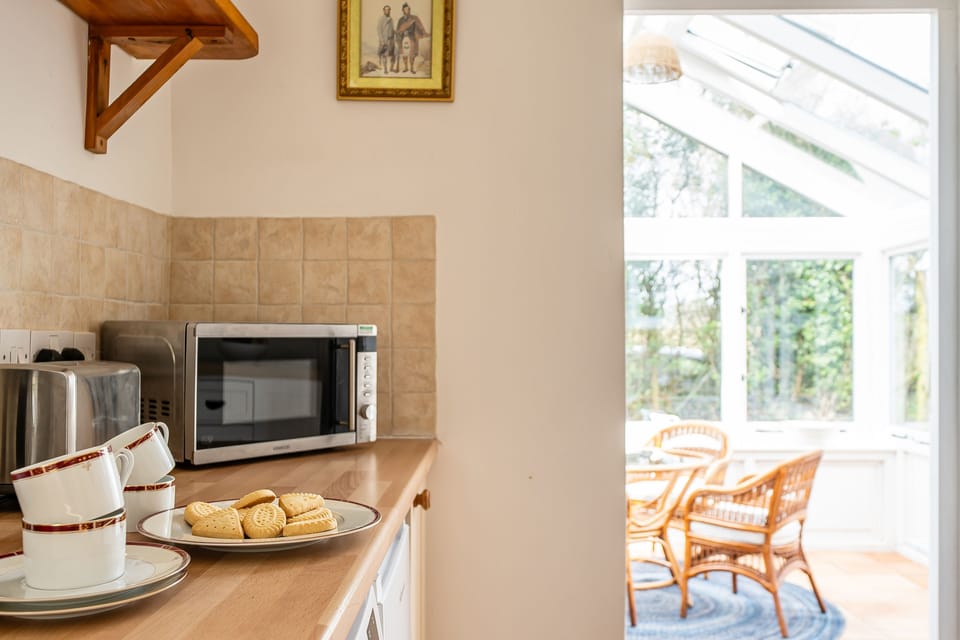 Amy's Cottage, Alweston, Sherborne: The conservatory sits just off the kitchen