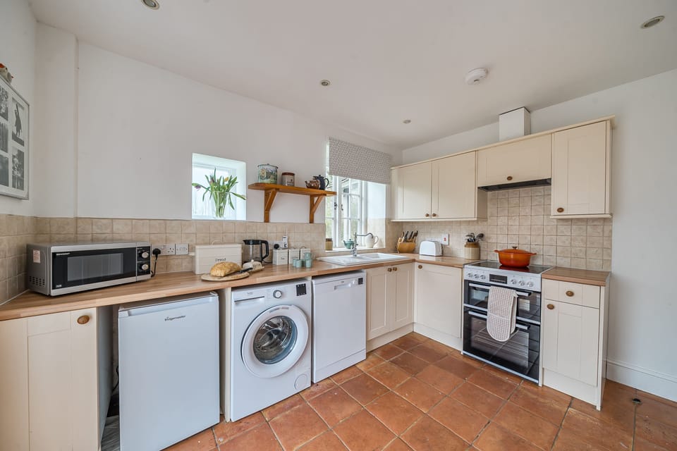 South Cottage, Alweston, Sherborne: The kitchen has all-electric appliances