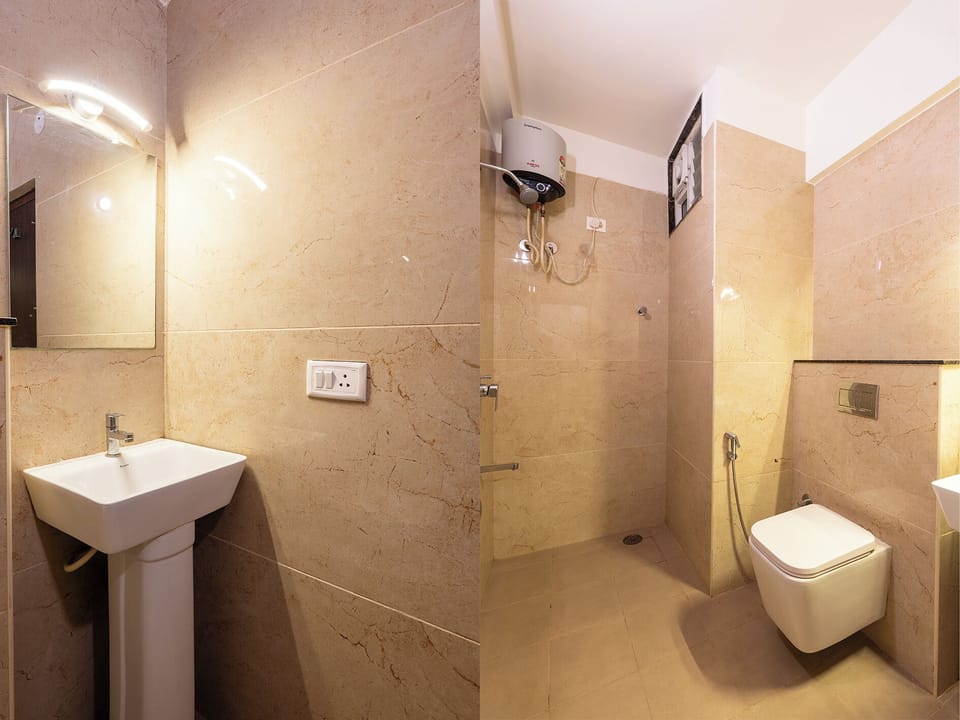 Deluxe Double Room | Bathroom | Free toiletries, towels, soap