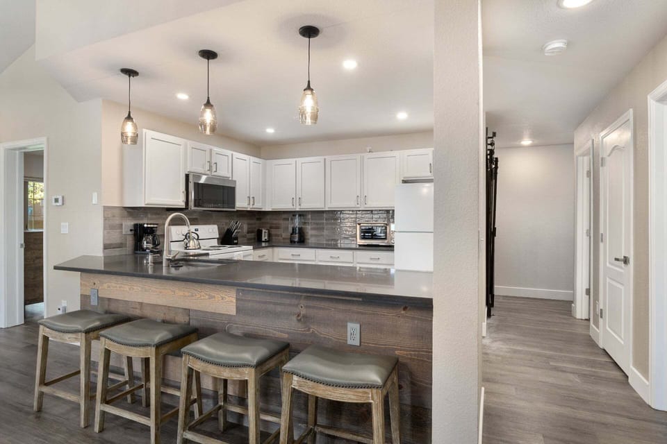 Kitchen & Bar