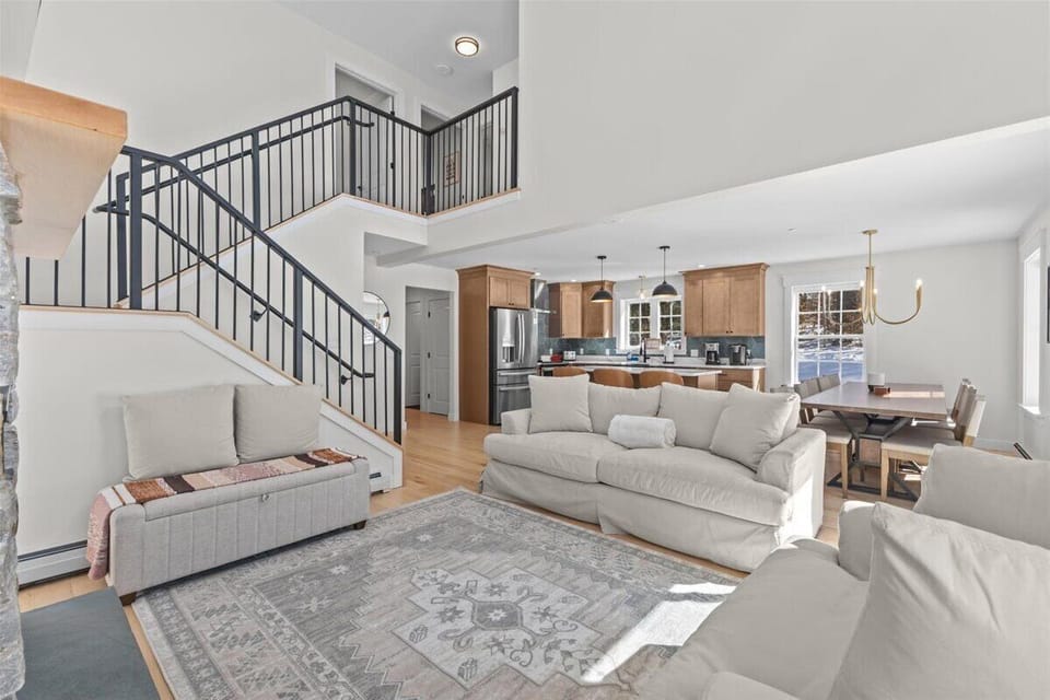 Modern Stowe Retreat: New Build near Skiing&Town (7210)