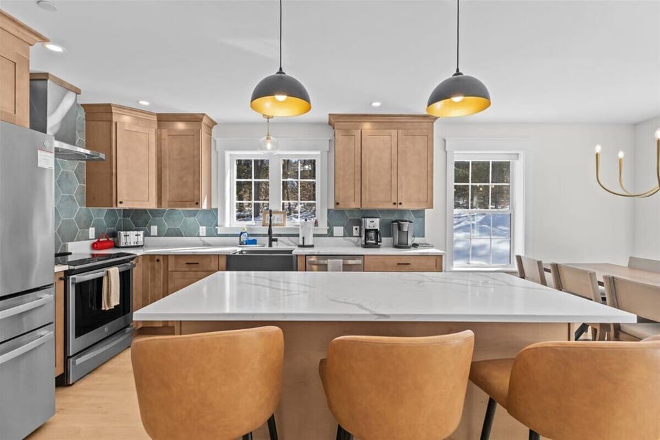 Modern Stowe Retreat: New Build near Skiing&Town (7212)