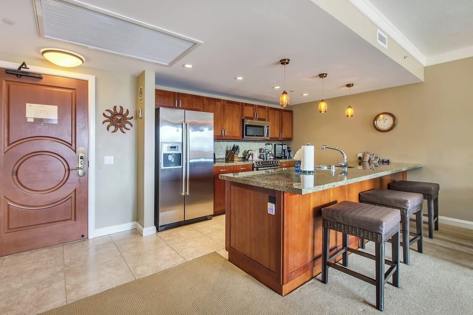 Modern kitchen with sleek finishes, ideal for gourmet meals HKH-229