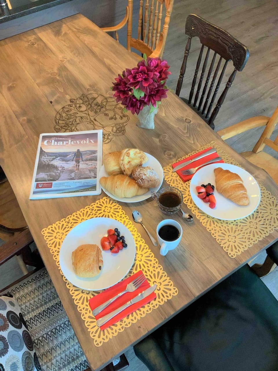 Breakfast in nature’s embrace, start your day the Charlevoix way.