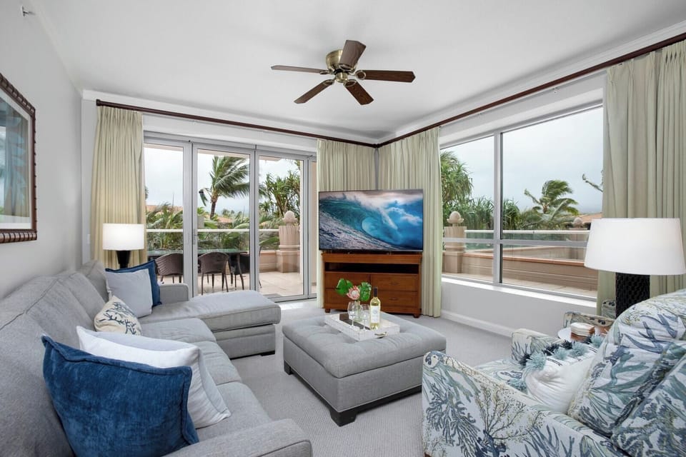 Ocean-Inspired Living Room with Tropical Views and Coastal Comfort HKK-220