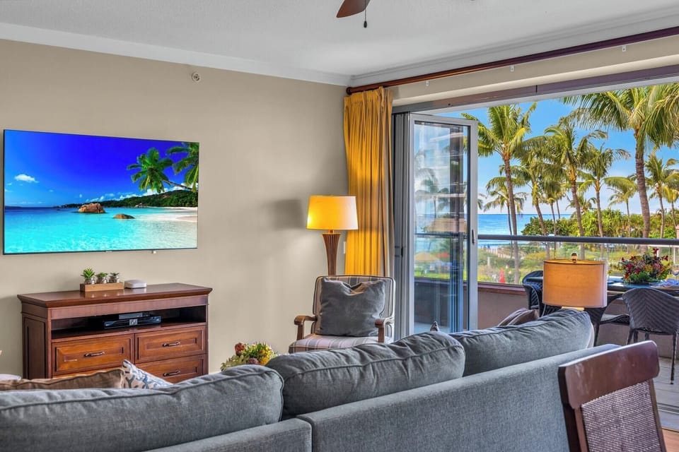 Relax in a bright living room with tropical scenery just outside HKK-203