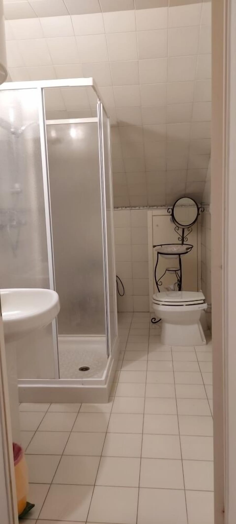 Studio | Bathroom | Shower, rainfall showerhead, towels, shampoo