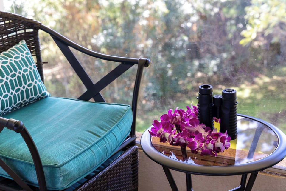 Grab a quick coffee and soak in the fresh, natural breeze and panoramic view of the nature while seated in the balcony, whether alone or with a companion.