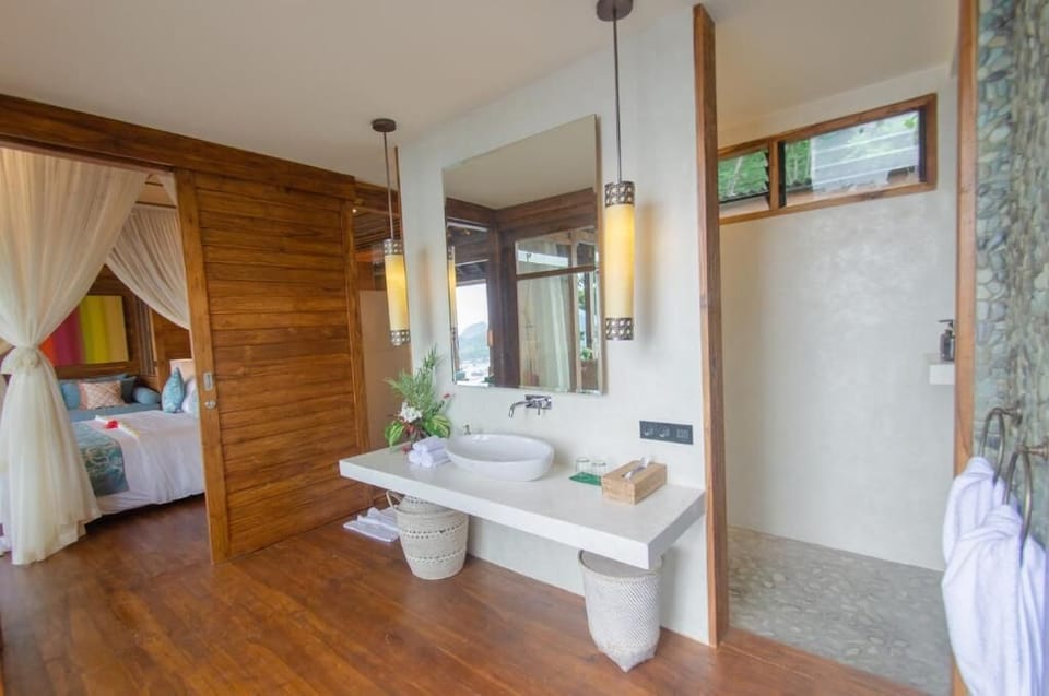 Deluxe Villa, Sea View | Bathroom | Shower, free toiletries, hair dryer, towels