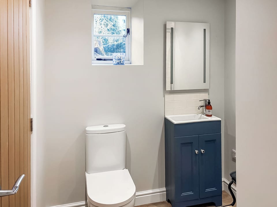 Bathroom | Housmans Cartshed, Bournheath