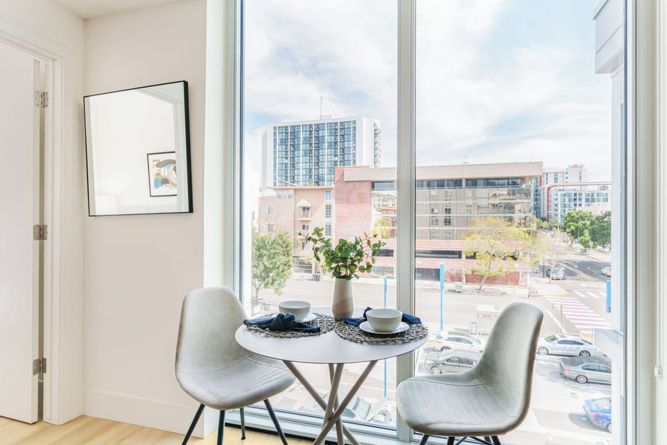 Unit 403 - Intimate dining for two.