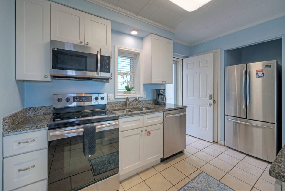 Fully equipped kitchen. (Island Getaway)