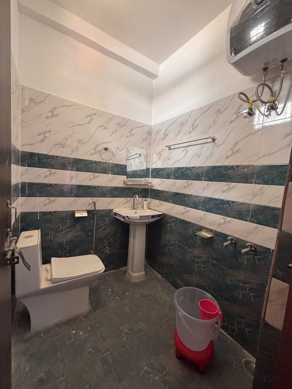 Superior Double Room, 1 Double Bed | Bathroom | Shower, free toiletries, towels, soap