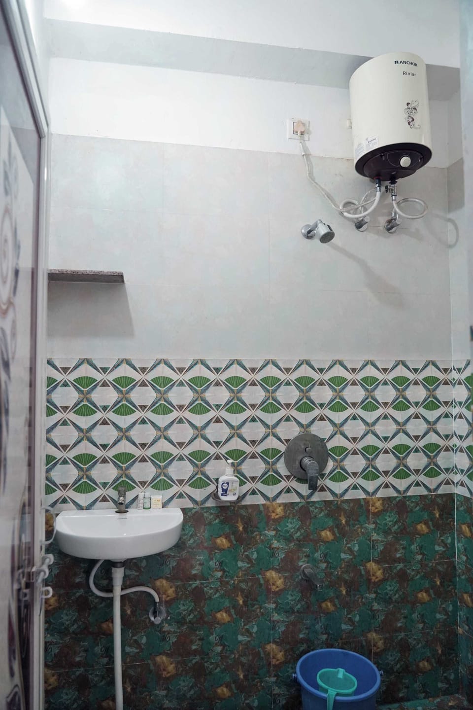Deluxe Double Room | Bathroom | Shower, towels, soap, shampoo