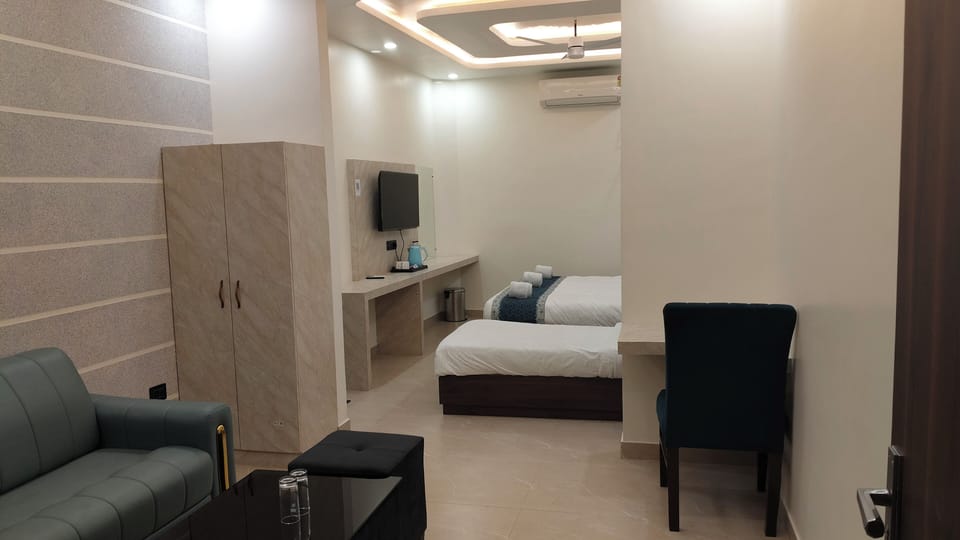 Senior Room | Desk, laptop workspace, free WiFi