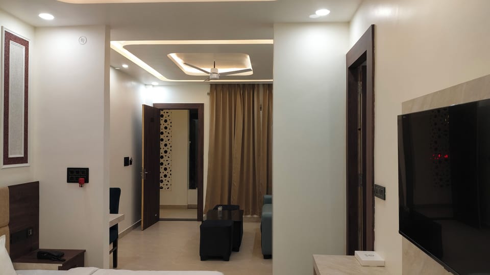Senior Room | Desk, laptop workspace, free WiFi
