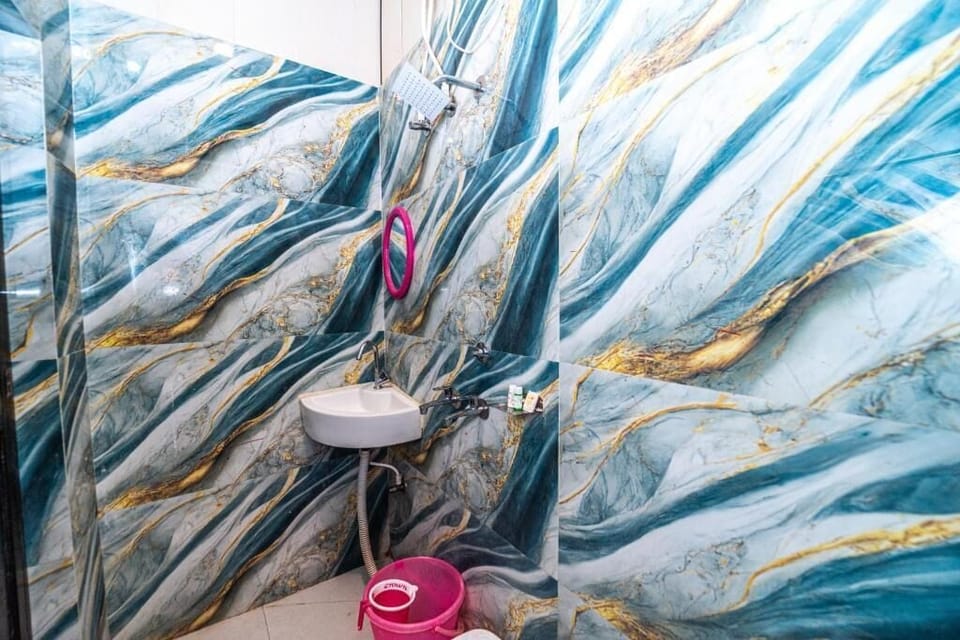 Shower, free toiletries, towels