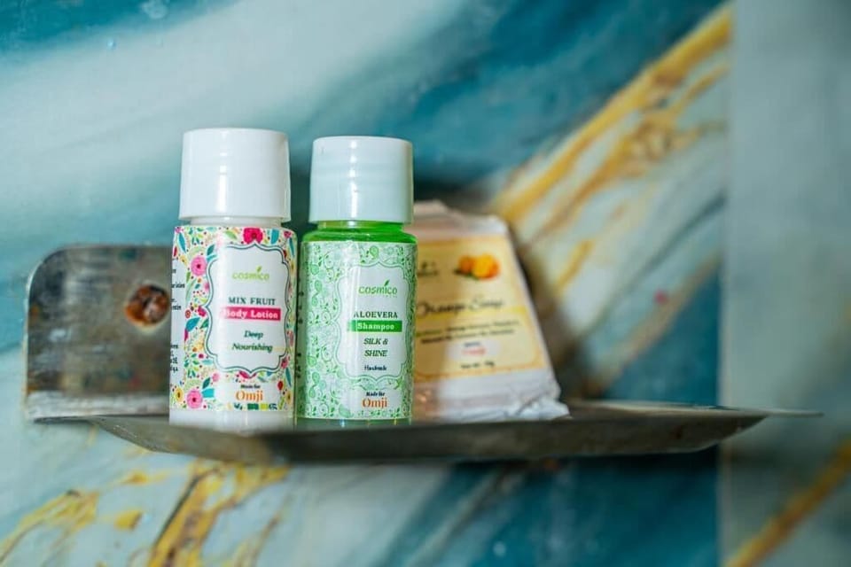 Shower, free toiletries, towels