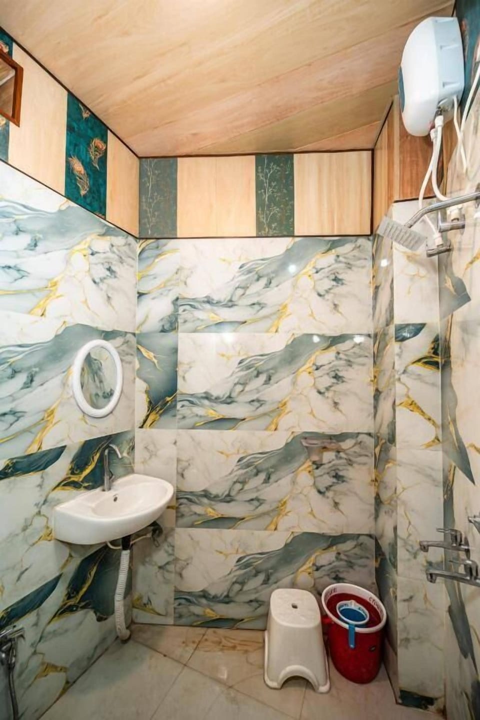 Deluxe Triple Room | Bathroom | Shower, free toiletries, towels