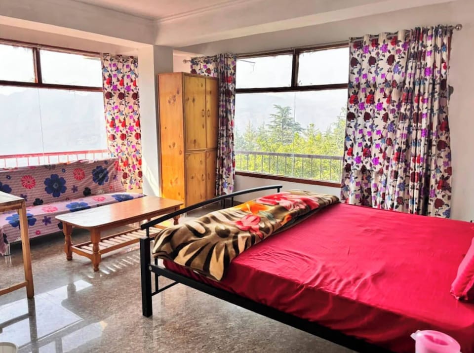 Standard Double Room | Hypo-allergenic bedding, desk, soundproofing, free WiFi