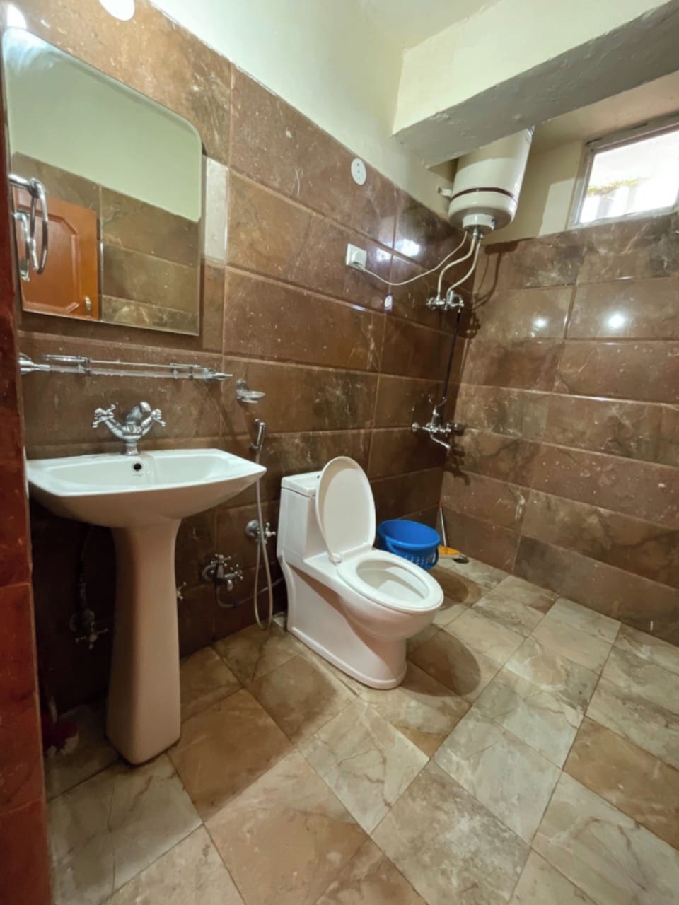 Standard Double Room | Bathroom | Shower, rainfall showerhead, slippers, bidet
