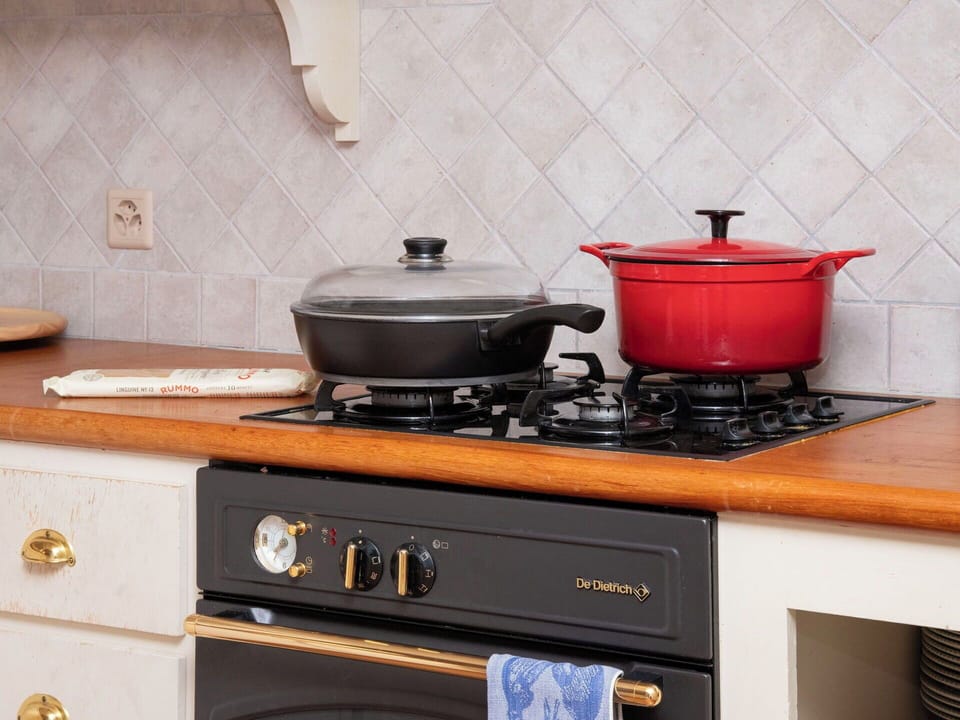 Kitchen Appliance, Kitchen, Kitchen Stove, Major Appliance, Gas Stove, Stove, Home Appliance, Tableware, Cooktop