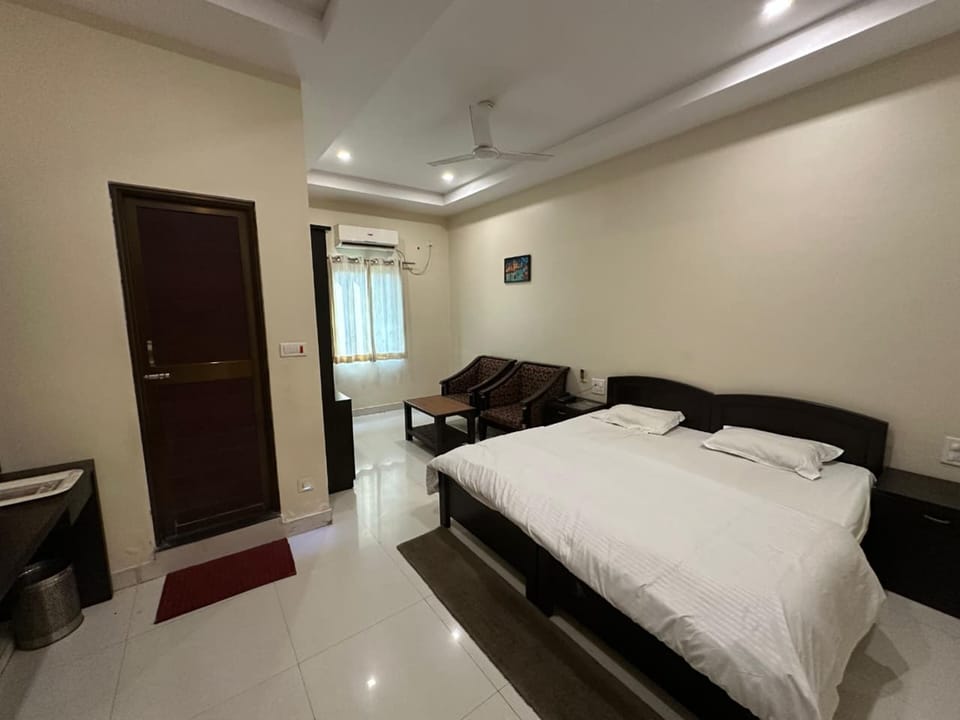 Deluxe Room, City View | Iron/ironing board, free WiFi