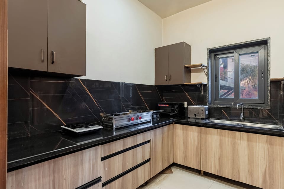 Deluxe Villa, Balcony, Mountain View | Private kitchen
