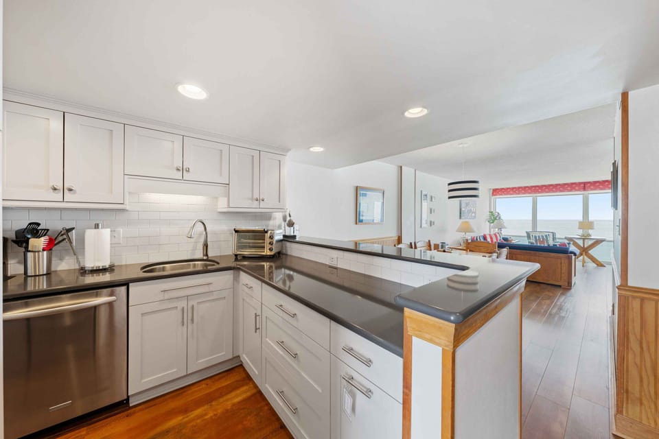 Updated Kitchen - Newly renovated, fully equipped kitchen